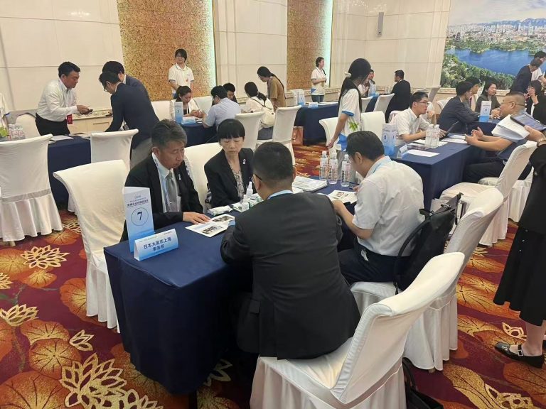 在企业对接洽谈会上介绍大阪的营商环境
