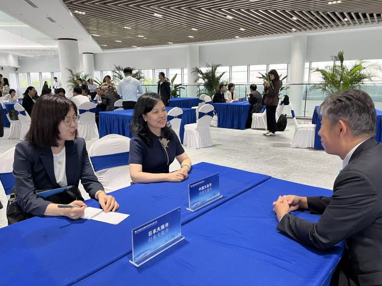 和大连市外事办公室进行交流